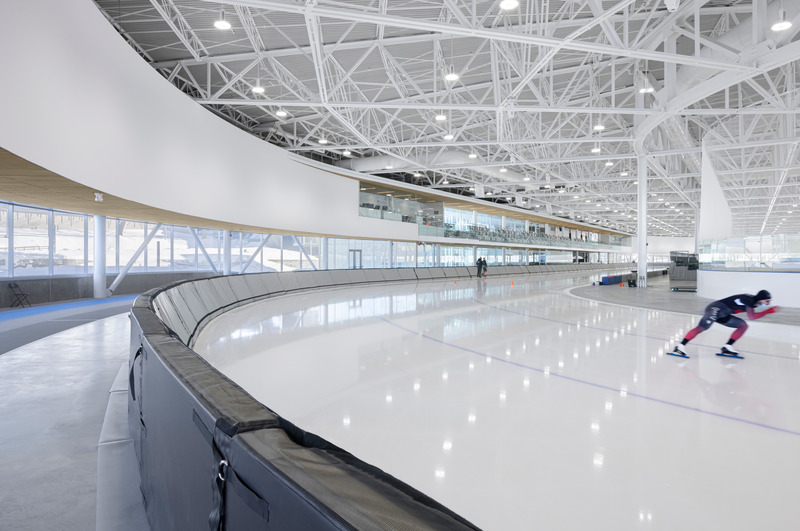 Dossier de presse | 865-49 - Communiqué de presse | La vitesse inspire Lemay pour la conception du plus grand anneau de glace intérieur en Amérique du Nord - Lemay - Architecture commerciale - Patinoire - Crédit photo : Stephane Groleau