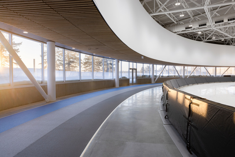 Dossier de presse | 865-49 - Communiqué de presse | La vitesse inspire Lemay pour la conception du plus grand anneau de glace intérieur en Amérique du Nord - Lemay - Architecture commerciale - Piste de course  - Crédit photo : Stephane Groleau