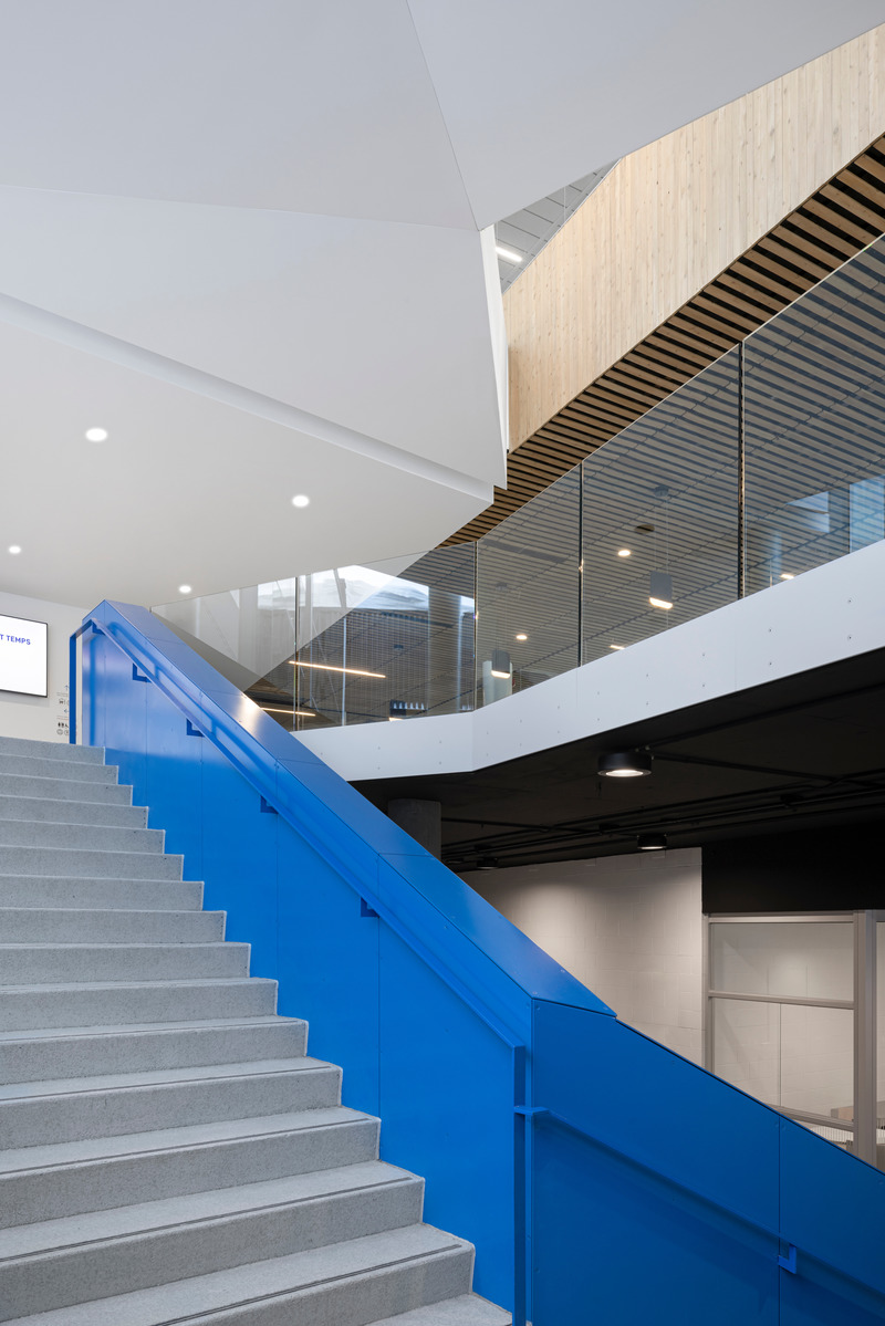 Dossier de presse | 865-49 - Communiqué de presse | La vitesse inspire Lemay pour la conception du plus grand anneau de glace intérieur en Amérique du Nord - Lemay - Architecture commerciale - Escaliers - Crédit photo : Stephane Groleau
