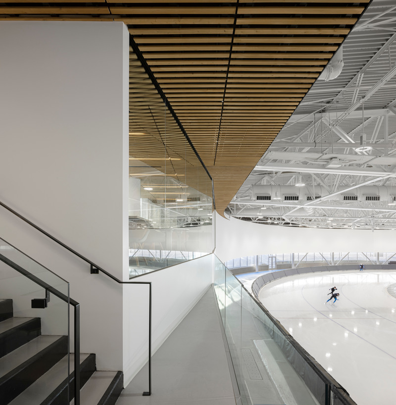 Dossier de presse | 865-49 - Communiqué de presse | La vitesse inspire Lemay pour la conception du plus grand anneau de glace intérieur en Amérique du Nord - Lemay - Architecture commerciale - Patinoire - Crédit photo : Stephane Groleau