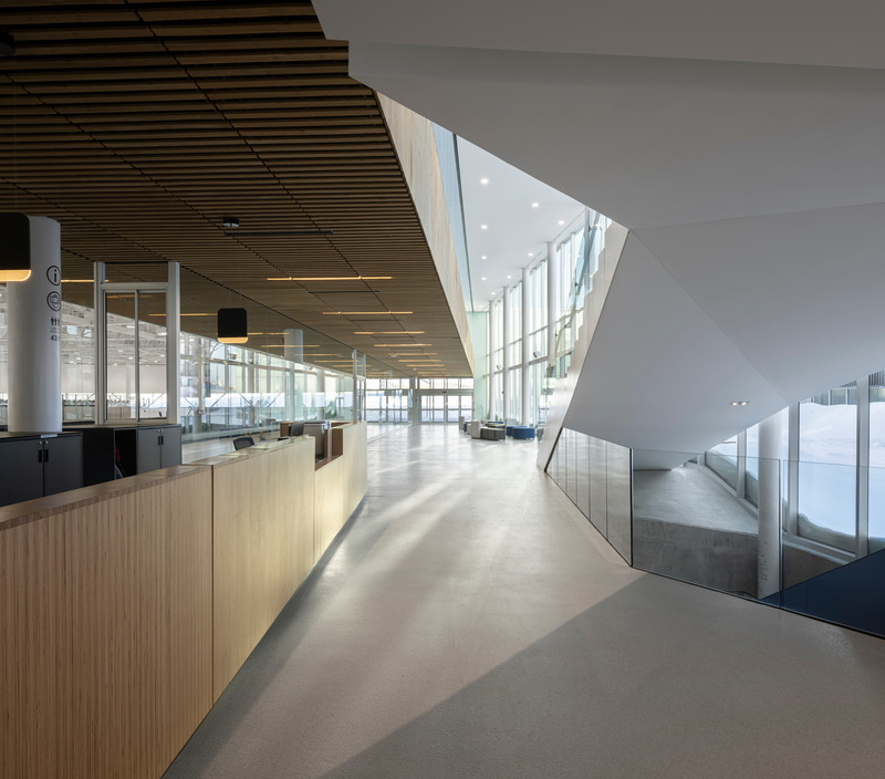 Dossier de presse | 865-49 - Communiqué de presse | La vitesse inspire Lemay pour la conception du plus grand anneau de glace intérieur en Amérique du Nord - Lemay - Architecture commerciale - Entrée - Crédit photo : Stephane Groleau