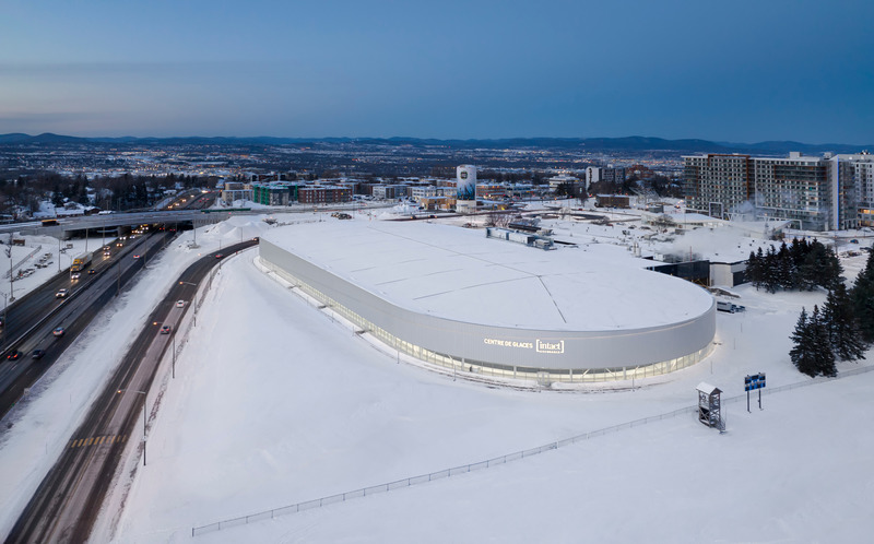 Dossier de presse | 865-49 - Communiqué de presse | La vitesse inspire Lemay pour la conception du plus grand anneau de glace intérieur en Amérique du Nord - Lemay - Architecture commerciale - Vue aérienne - Crédit photo : Stephane Groleau