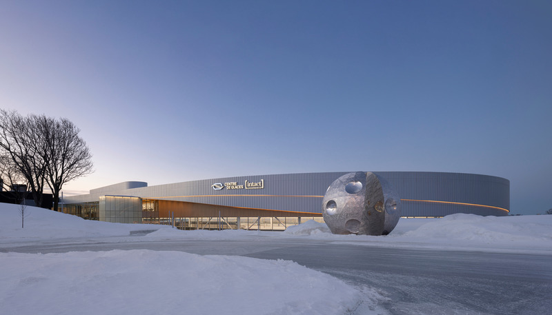 Dossier de presse | 865-49 - Communiqué de presse | La vitesse inspire Lemay pour la conception du plus grand anneau de glace intérieur en Amérique du Nord - Lemay - Architecture commerciale - Centre de glaces - Crédit photo : Stephane Groleau