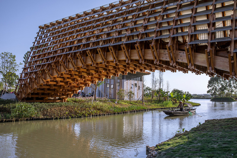 Dossier de presse | 4713-01 - Communiqué de presse | Timber Bridge in Gulou Waterfront - LUO studio - Design urbain - Boat sailing towards the bridge - Crédit photo : Jin Weiqi