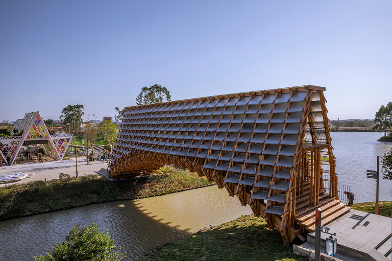 Dossier de presse | 4713-01 - Communiqué de presse | Timber Bridge in Gulou Waterfront - LUO studio - Design urbain - Top view from the northwest side - Crédit photo : Jin Weiqi