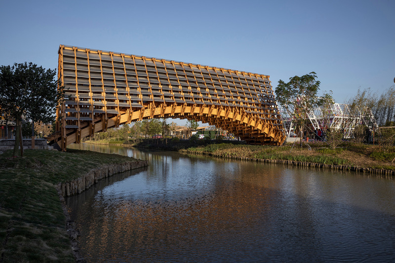 Dossier de presse | 4713-01 - Communiqué de presse | Timber Bridge in Gulou Waterfront - LUO studio - Design urbain - Overall view of the bridge - Crédit photo : Jin Weiqi