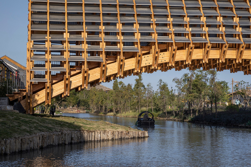 Dossier de presse | 4713-01 - Communiqué de presse | Timber Bridge in Gulou Waterfront - LUO studio - Design urbain - Boat sailing away from the bridge - Crédit photo : Jin Weiqi