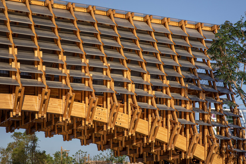 Dossier de presse | 4713-01 - Communiqué de presse | Timber Bridge in Gulou Waterfront - LUO studio - Design urbain - Upward view of the bridge - Crédit photo : Jin Weiqi