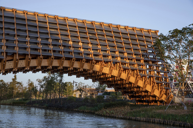 Dossier de presse | 4713-01 - Communiqué de presse | Timber Bridge in Gulou Waterfront - LUO studio - Design urbain - View of the bridge from the southwest side - Crédit photo : Jin Weiqi