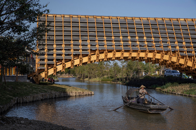 Dossier de presse | 4713-01 - Communiqué de presse | Timber Bridge in Gulou Waterfront - LUO studio - Design urbain - Rowing fisherman - Crédit photo : Jin Weiqi