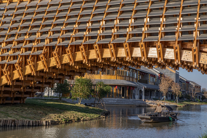 Dossier de presse | 4713-01 - Communiqué de presse | Timber Bridge in Gulou Waterfront - LUO studio - Design urbain -  Viewing waterfront street under the bridge - Crédit photo : Jin Weiqi