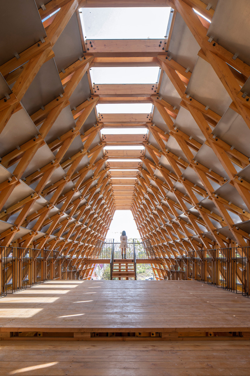 Dossier de presse | 4713-01 - Communiqué de presse | Timber Bridge in Gulou Waterfront - LUO studio - Design urbain - Steps leading to the east platform - Crédit photo : Jin Weiqi