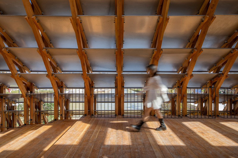 Dossier de presse | 4713-01 - Communiqué de presse | Timber Bridge in Gulou Waterfront - LUO studio - Design urbain - Pedestrian walking on the central area of the bridge corridor - Crédit photo : Jin Weiqi
