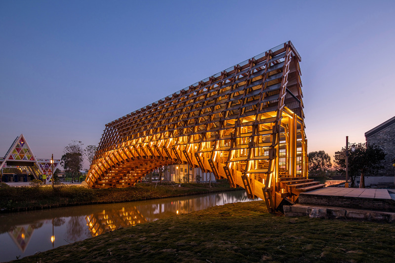 Dossier de presse | 4713-01 - Communiqué de presse | Timber Bridge in Gulou Waterfront - LUO studio - Design urbain - Illuminated night view - Crédit photo : Jin Weiqi
