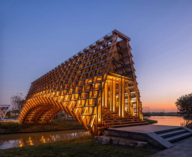 Dossier de presse | 4713-01 - Communiqué de presse | Timber Bridge in Gulou Waterfront - LUO studio - Design urbain - West entrance at dusk - Crédit photo : Jin Weiqi
