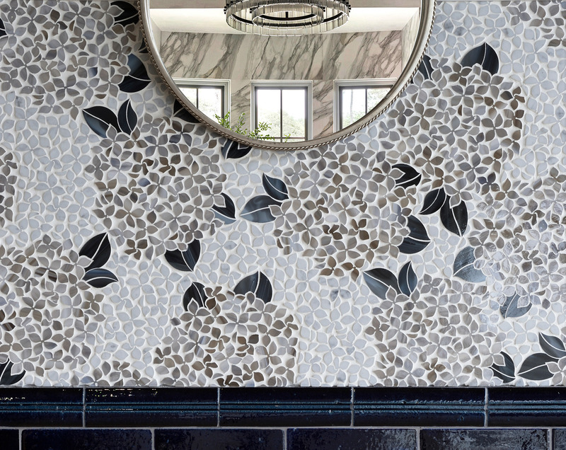Dossier de presse | 1650-04 - Communiqué de presse | Mosaïque Surface célèbre la couleur et l'innovation avec leur nouvelle collection Gem Glass - Mosaïque Surface - Produit - Hydrangea Gem 2, COLLECTION GEM GLASS - Crédit photo : Mosaïque Surface