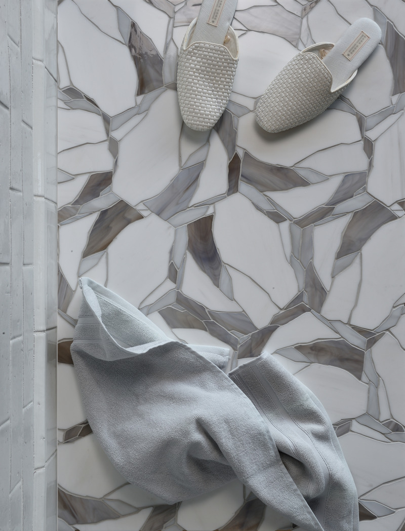 Dossier de presse | 1650-04 - Communiqué de presse | Mosaïque Surface célèbre la couleur et l'innovation avec leur nouvelle collection Gem Glass - Mosaïque Surface - Produit - Wabi Sabi Petite Gem 1, COLLECTION GEM GLASS - Crédit photo : Mosaïque Surface