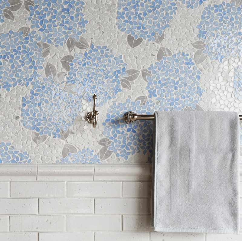 Dossier de presse | 1650-04 - Communiqué de presse | Mosaïque Surface célèbre la couleur et l'innovation avec leur nouvelle collection Gem Glass - Mosaïque Surface - Produit - Hydrangea Gem 1, COLLECTION GEM GLASS - Crédit photo : Mosaïque Surface