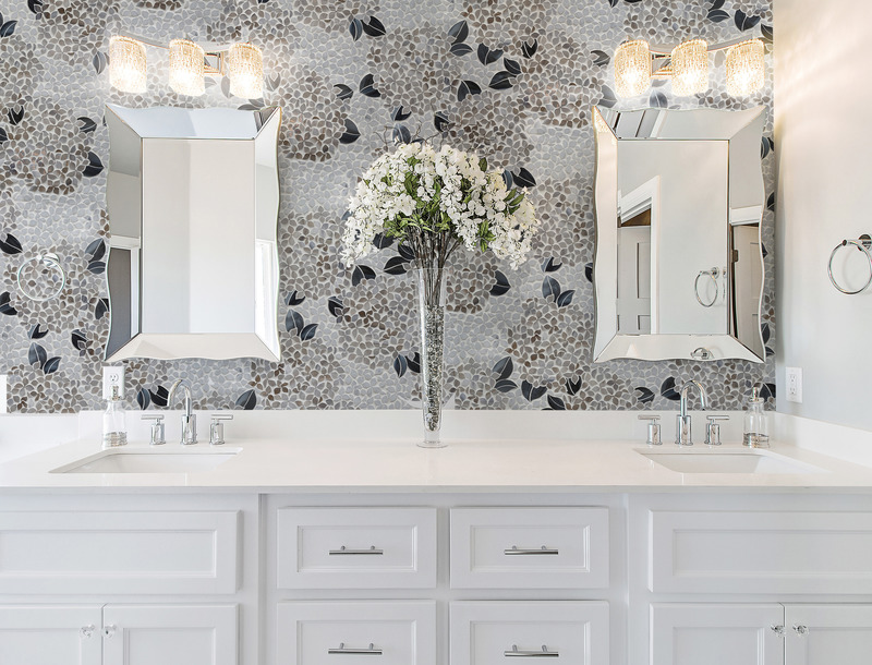 Dossier de presse | 1650-04 - Communiqué de presse | Mosaïque Surface célèbre la couleur et l'innovation avec leur nouvelle collection Gem Glass - Mosaïque Surface - Produit - Hydrangea Gem 2, GEM GLASS COLLECTION - Crédit photo : Mosaïque Surface