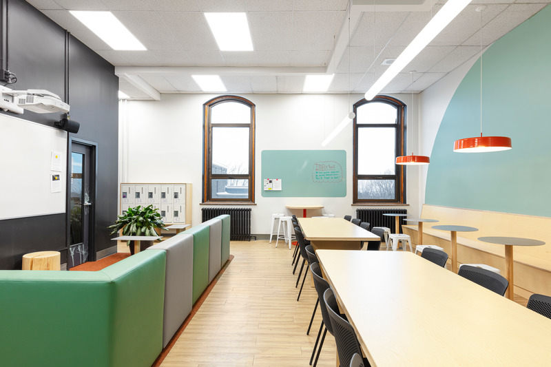 Press kit | 1299-10 - Press release | Pensionnat Saint-Nom-de-Marie: Flexibility at the heart of pedagogy - Taktik design - Commercial Interior Design - Collaborative central tables - Photo credit: Maxime Brouillet
