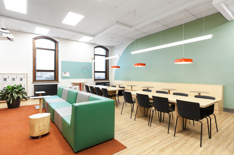 Press kit | 1299-10 - Press release | Pensionnat Saint-Nom-de-Marie: Flexibility at the heart of pedagogy - Taktik design - Commercial Interior Design - Lounge area - Photo credit: Maxime Brouillet