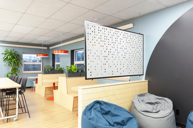 Press kit | 1299-10 - Press release | Pensionnat Saint-Nom-de-Marie: Flexibility at the heart of pedagogy - Taktik design - Commercial Interior Design - Lounge space and benches - Photo credit: Maxime Brouillet