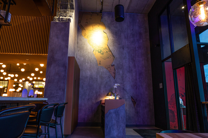 Press kit | 3962-01 - Press release | Iru Izakaya: When Tradition Meets Modernity - Cléo Katcho Design Architectural - Commercial Interior Design - Entrance and reception desk - Photo credit: Francis Champoux