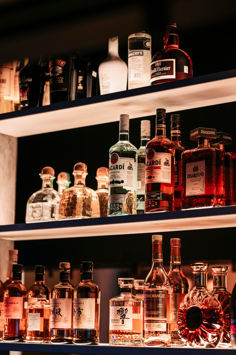 Press kit | 3962-01 - Press release | Iru Izakaya: When Tradition Meets Modernity - Cléo Katcho Design Architectural - Commercial Interior Design - Bar shelving - Photo credit: Francis Champoux