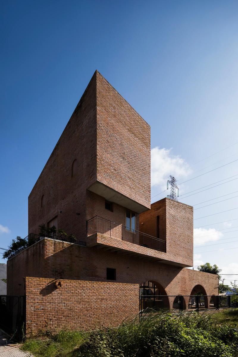 Dossier de presse | 2173-02 - Communiqué de presse | Cuckoo House - Tropical Space - Architecture résidentielle - Backyard - Crédit photo : Oki Hiroyuki