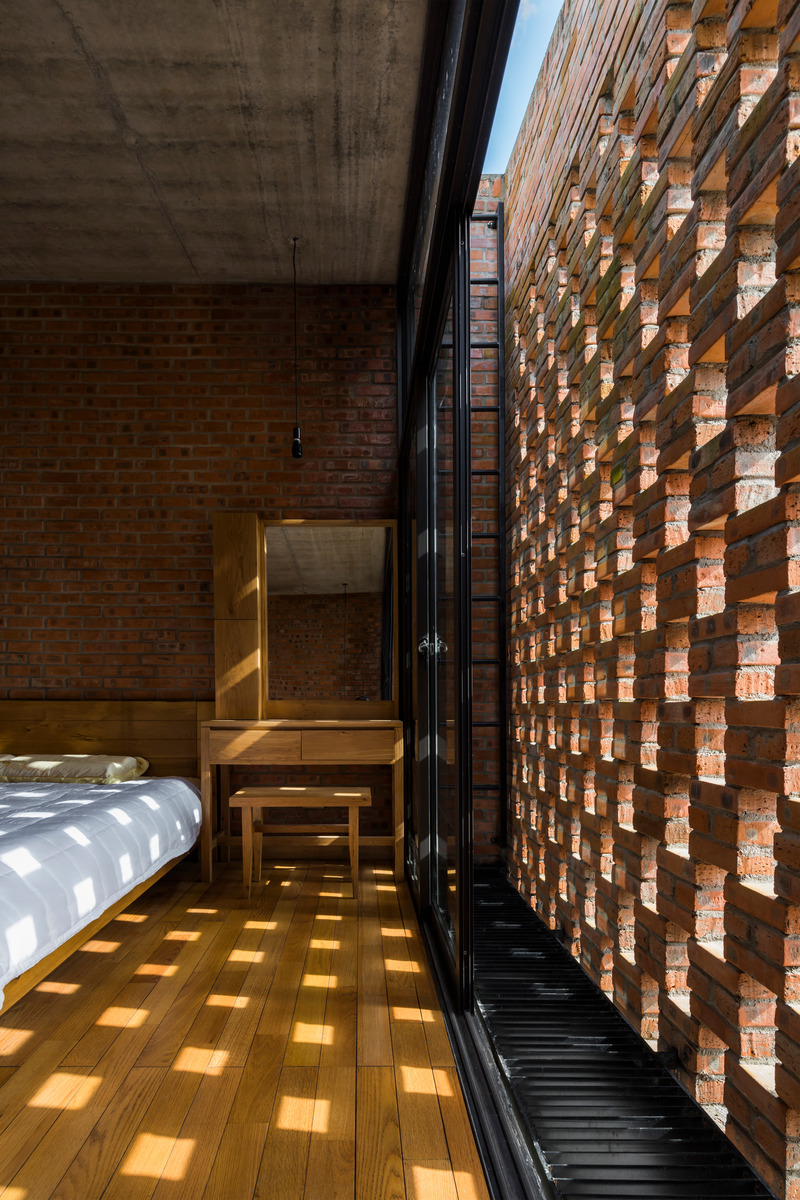 Dossier de presse | 2173-02 - Communiqué de presse | Cuckoo House - Tropical Space - Architecture résidentielle - Lighting through the brick wall - Crédit photo : Oki Hiroyuki