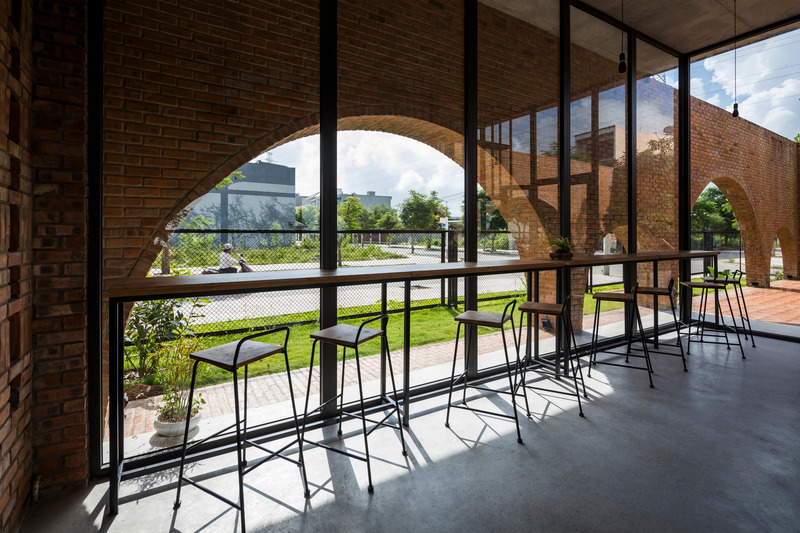 Dossier de presse | 2173-02 - Communiqué de presse | Cuckoo House - Tropical Space - Architecture résidentielle - Coffee seats - Crédit photo : Oki Hiroyuki