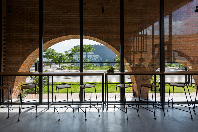 Dossier de presse | 2173-02 - Communiqué de presse | Cuckoo House - Tropical Space - Architecture résidentielle - View from coffee shop to the front house - Crédit photo : Oki Hiroyuki