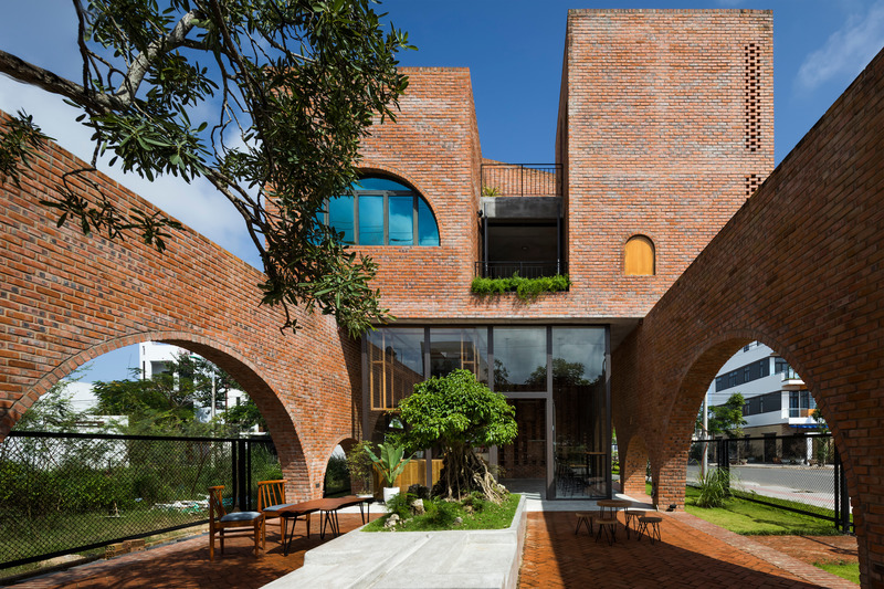 Dossier de presse | 2173-02 - Communiqué de presse | Cuckoo House - Tropical Space - Architecture résidentielle - The functional spaces inside and the outdoor gardens intertwine, the more natural touch and feel will foster the ability to share and respect nature even more. - Crédit photo : Oki Hiroyuki