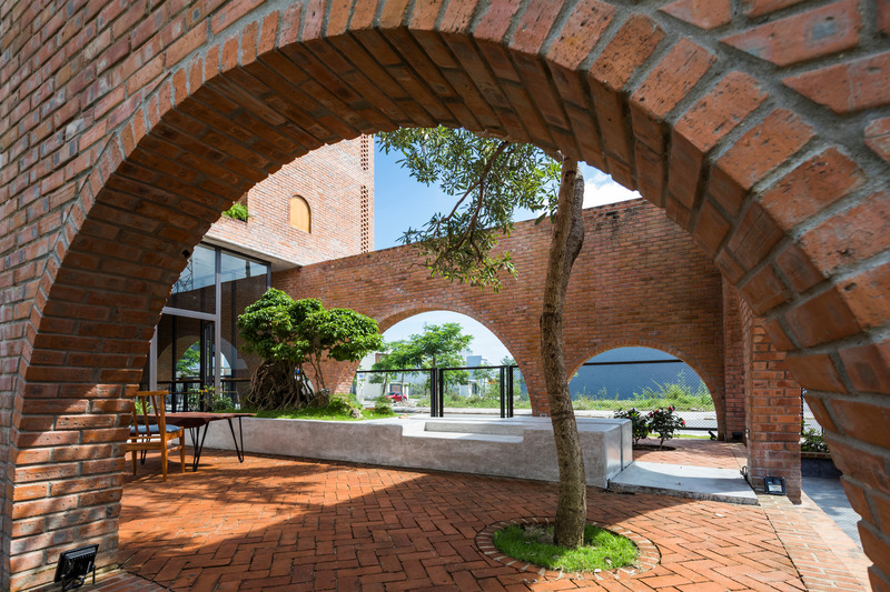 Dossier de presse | 2173-02 - Communiqué de presse | Cuckoo House - Tropical Space - Architecture résidentielle - The indoor garden and the outer garden are divided by the shadows of the walls. - Crédit photo : Oki Hiroyuki