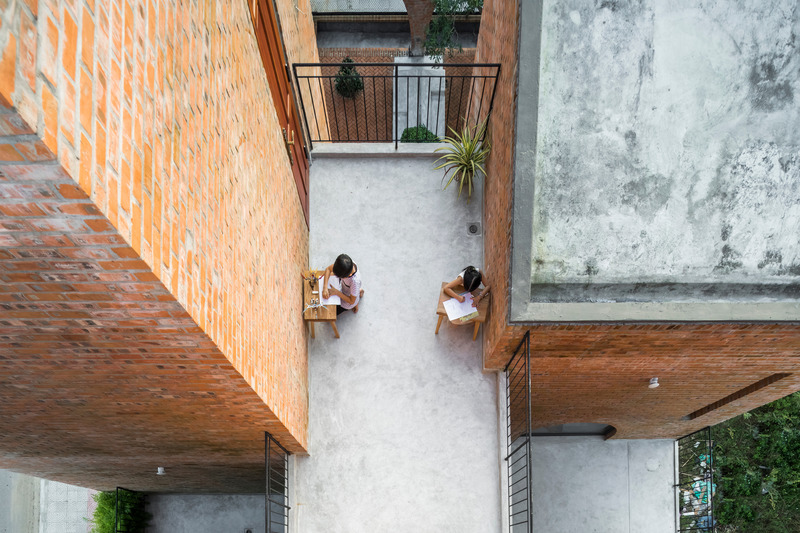 Dossier de presse | 2173-02 - Communiqué de presse | Cuckoo House - Tropical Space - Architecture résidentielle - The children in the house love the garden outside the house which is located between the main functional spaces including the dining room, bedroom, and living room. - Crédit photo : Oki Hiroyuki