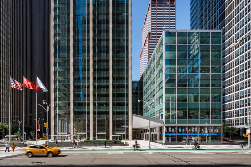 Dossier de presse | 1204-12 - Communiqué de presse | Repositioning of Former Time & Life Building Shows Sustainability is Key to Market Success - Pei Cobb Freed & Partners - Architecture commerciale - Reconfigured plaza and east facade - Crédit photo :   Albert Vecerka/ESTO  