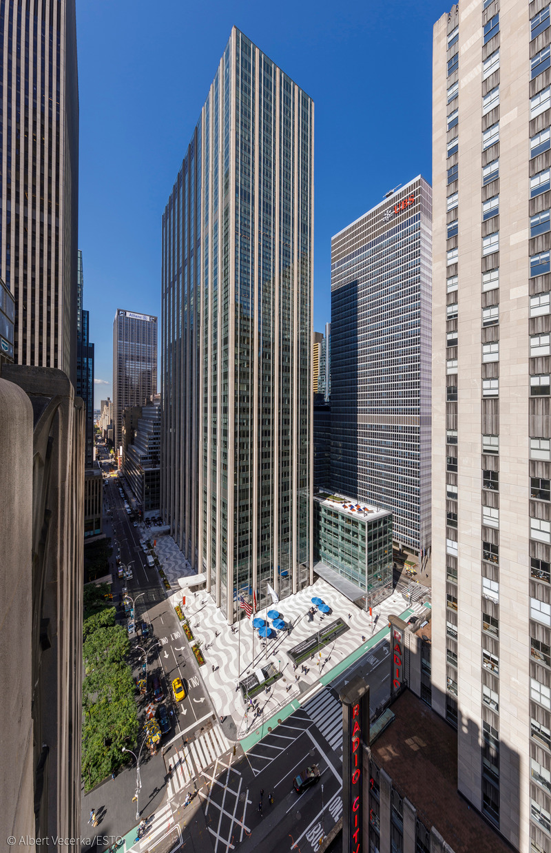 Dossier de presse | 1204-12 - Communiqué de presse | Repositioning of Former Time & Life Building Shows Sustainability is Key to Market Success - Pei Cobb Freed & Partners - Architecture commerciale -  View west along 50th Street  - Crédit photo : Albert Vecerka/ESTO
