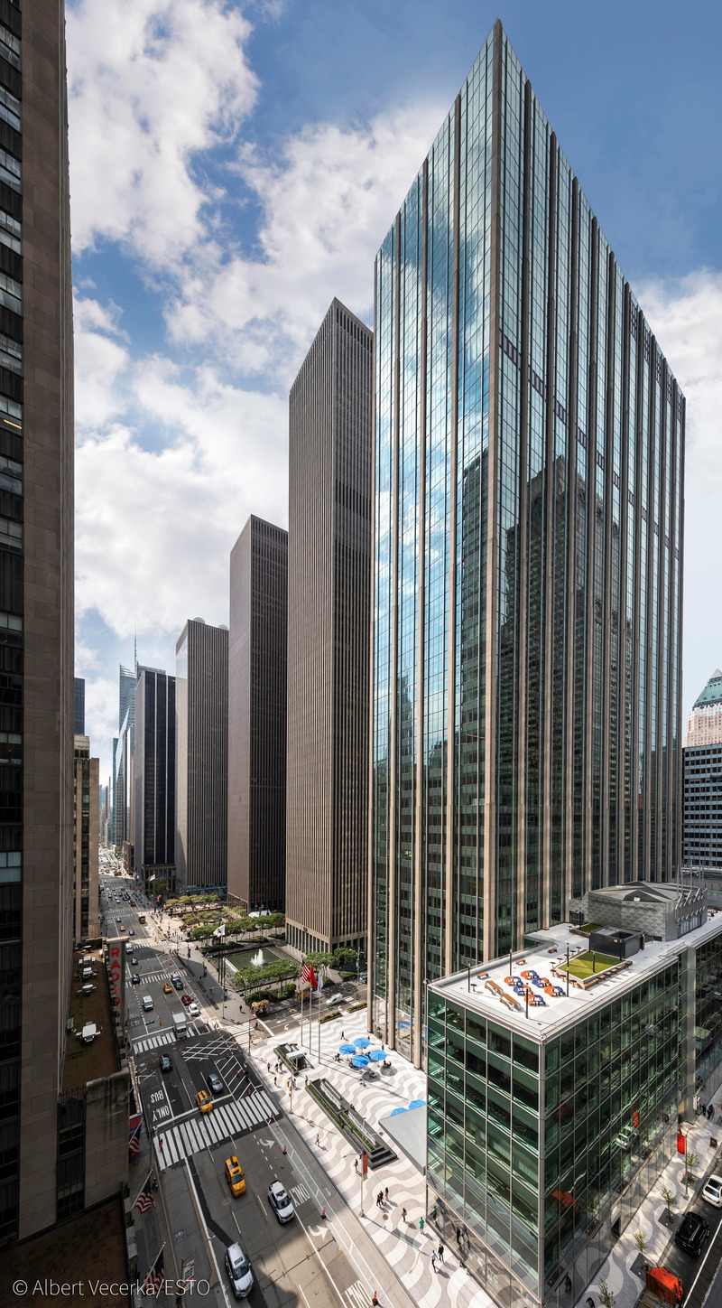 Dossier de presse | 1204-12 - Communiqué de presse | Repositioning of Former Time & Life Building Shows Sustainability is Key to Market Success - Pei Cobb Freed & Partners - Architecture commerciale - View south along Avenue of the Americas - Crédit photo : Albert Vecerka/ESTO