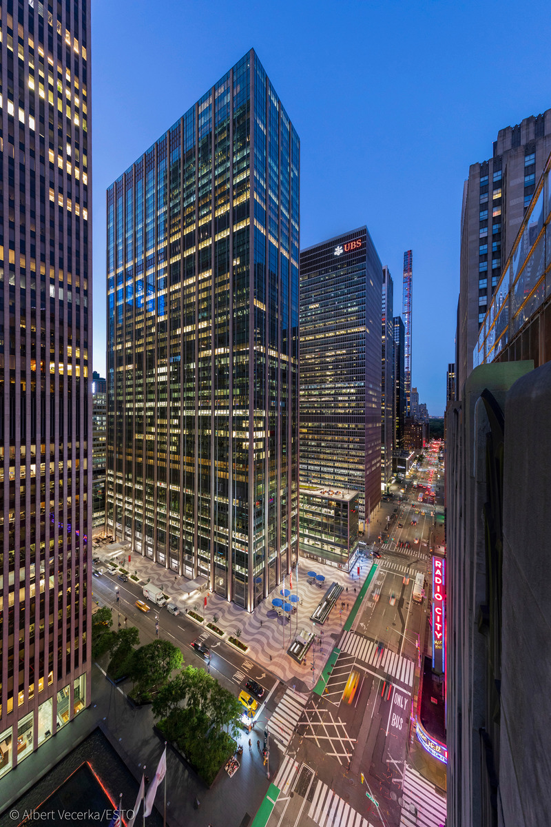Dossier de presse | 1204-12 - Communiqué de presse | Repositioning of Former Time & Life Building Shows Sustainability is Key to Market Success - Pei Cobb Freed & Partners - Architecture commerciale - View north along Avenue of the Americas - Crédit photo : Albert Vecerka/ESTO