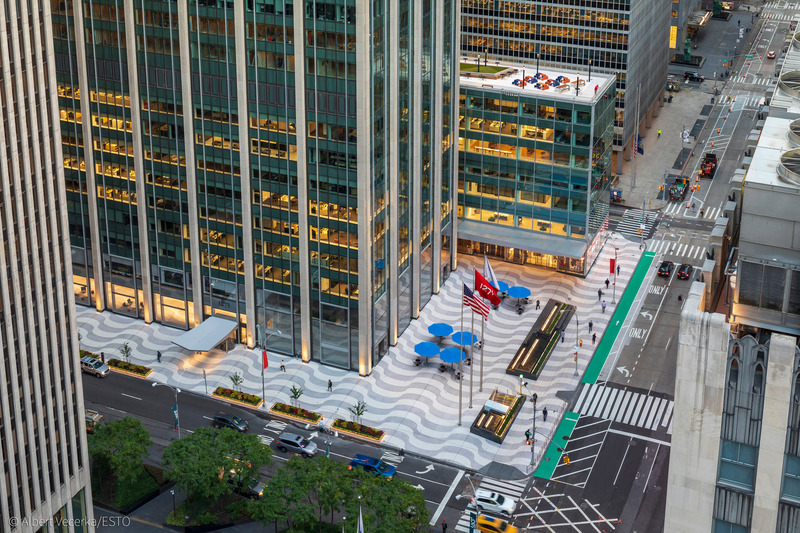 Dossier de presse | 1204-12 - Communiqué de presse | Repositioning of Former Time & Life Building Shows Sustainability is Key to Market Success - Pei Cobb Freed & Partners - Architecture commerciale - Reconfigured plaza with Copacabana paving to street edge - Crédit photo : Albert Vecerka/ESTO