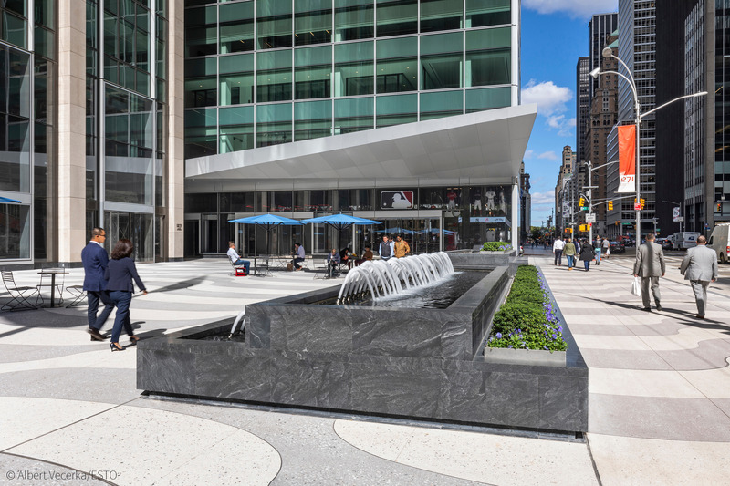 Dossier de presse | 1204-12 - Communiqué de presse | Repositioning of Former Time & Life Building Shows Sustainability is Key to Market Success - Pei Cobb Freed & Partners - Architecture commerciale - New diagonally-cantilevering canopy marking the north edge of a four-block public space - Crédit photo : Albert Vecerka/ESTO