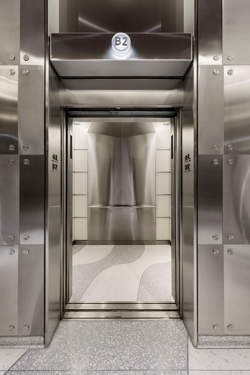 Dossier de presse | 1204-12 - Communiqué de presse | Repositioning of Former Time & Life Building Shows Sustainability is Key to Market Success - Pei Cobb Freed & Partners - Architecture commerciale - Redesigned and modernized elevator cabs - Crédit photo : Albert Vecerka/ESTO