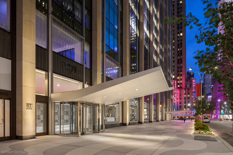Dossier de presse | 1204-12 - Communiqué de presse | Repositioning of Former Time & Life Building Shows Sustainability is Key to Market Success - Pei Cobb Freed & Partners - Architecture commerciale - South plaza and entrances, looking east along West 50th Street - Crédit photo : Albert Vecerka/ESTO