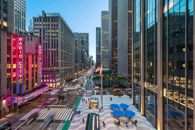 Dossier de presse | 1204-12 - Communiqué de presse | Repositioning of Former Time & Life Building Shows Sustainability is Key to Market Success - Pei Cobb Freed & Partners - Architecture commerciale - Reimagined plaza across Avenue of the Americas from Radio City Music Hall, looking south - Crédit photo : Albert Vecerka/ESTO