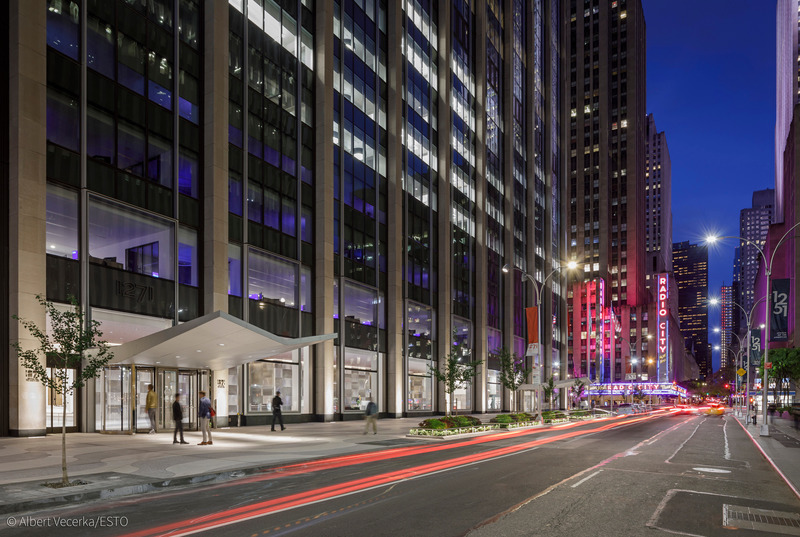 Dossier de presse | 1204-12 - Communiqué de presse | Repositioning of Former Time & Life Building Shows Sustainability is Key to Market Success - Pei Cobb Freed & Partners - Architecture commerciale - Entries to modernized lobby, looking east along West 50th Street - Crédit photo : Albert Vecerka/ESTO