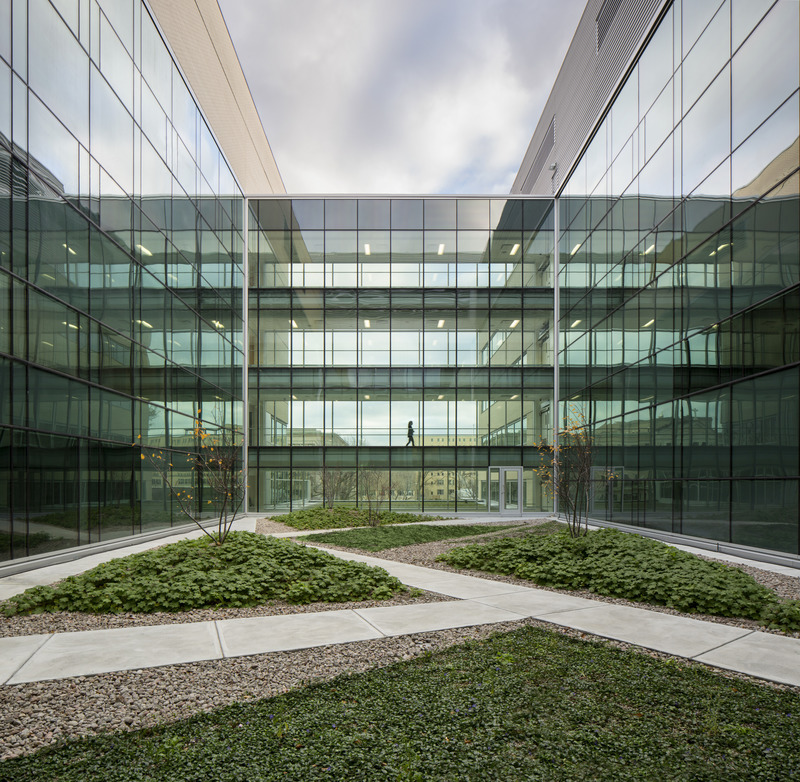 Press kit | 952-38 - Press release | In Memoriam - Claude Provencher, architect - Provencher_Roy - Institutional Architecture - <p>Centre hospitalier universitaire Sainte-Justine</p><p>"Growing Up Healthy"</p><p>Mother and Child University Hospital Centre</p><p><br></p><p>In consortium with MSDL</p> - Photo credit: Stéphane Brügger