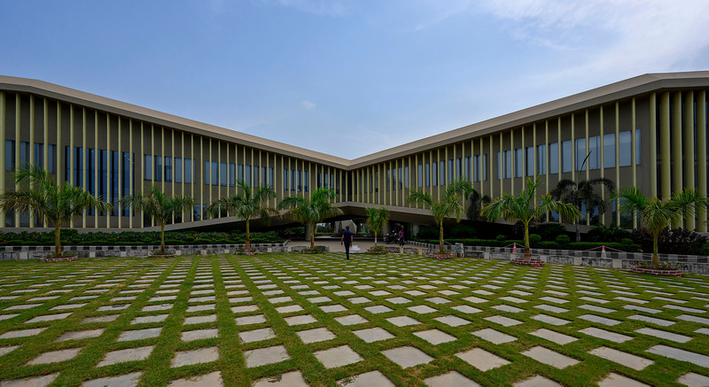Dossier de presse | 1432-13 - Communiqué de presse | Les bureaux dans la cour - Sanjay Puri Architects - Architecture commerciale - NORTH ENTRANCE VIEW - Crédit photo : MR,DINESH MEHTA