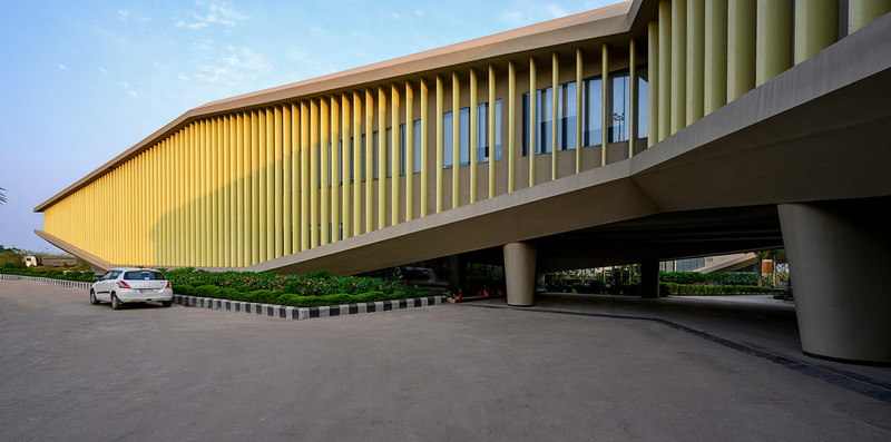 Dossier de presse | 1432-13 - Communiqué de presse | Les bureaux dans la cour - Sanjay Puri Architects - Architecture commerciale - NORTH ENTRANCE VIEW - Crédit photo : MR,DINESH MEHTA