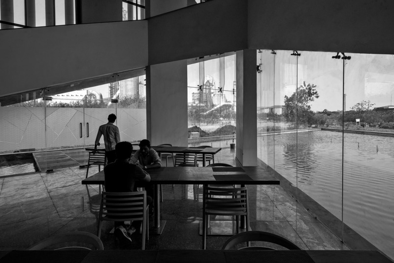 Dossier de presse | 1432-13 - Communiqué de presse | Les bureaux dans la cour - Sanjay Puri Architects - Architecture commerciale - CAFETERIA - Crédit photo : MR,DINESH MEHTA