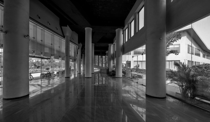 Dossier de presse | 1432-13 - Communiqué de presse | Les bureaux dans la cour - Sanjay Puri Architects - Architecture commerciale - DOUBLE HEIGHT ENTRANCE LOBBY - Crédit photo : MR,DINESH MEHTA